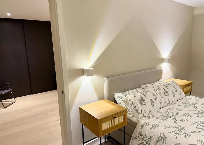 Elegant 2-bed 2-bath In With Balcony *