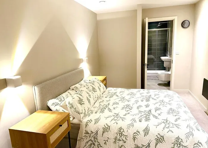 Elegant 2-bed 2-bath In With Balcony * Manchester