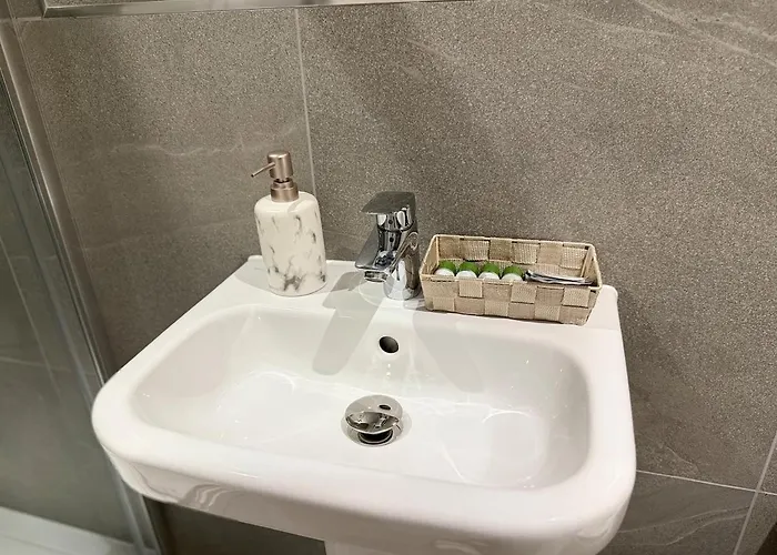 Apartamento Elegant 2-bed 2-bath In With Balcony *