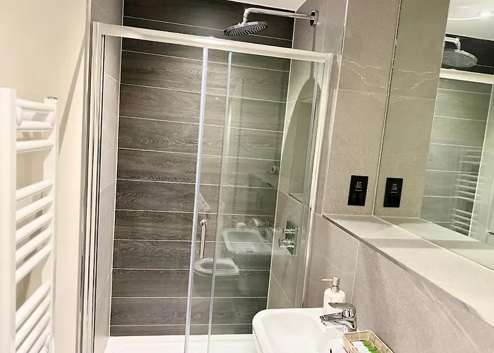 Elegant 2-bed 2-bath In With Balcony Manchester