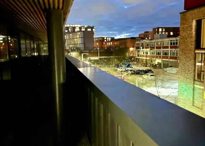 Elegant 2-bed 2-bath In With Balcony * Manchester