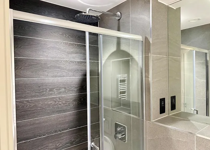 Elegant 2-bed 2-bath In With Balcony