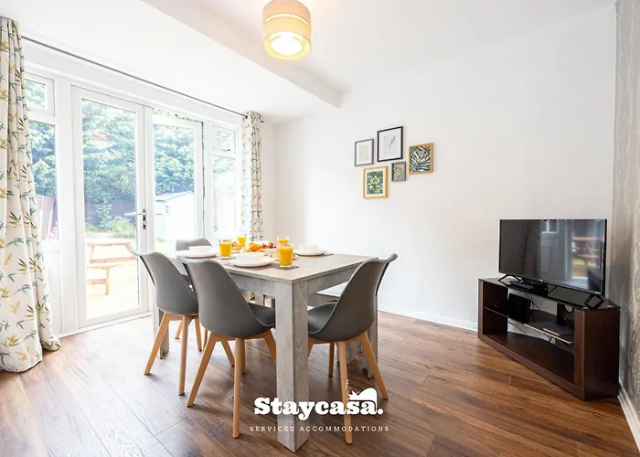 Spacious Cosy Cove With Large Driveway And Garden