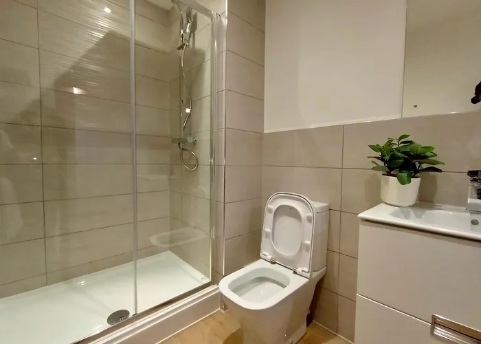 Luxury 2 Bed 2 Bath Flat Near Old Trafford *