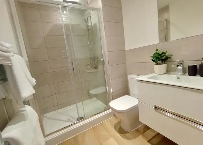 Luxury 2 Bed 2 Bath Flat Near Old Trafford *