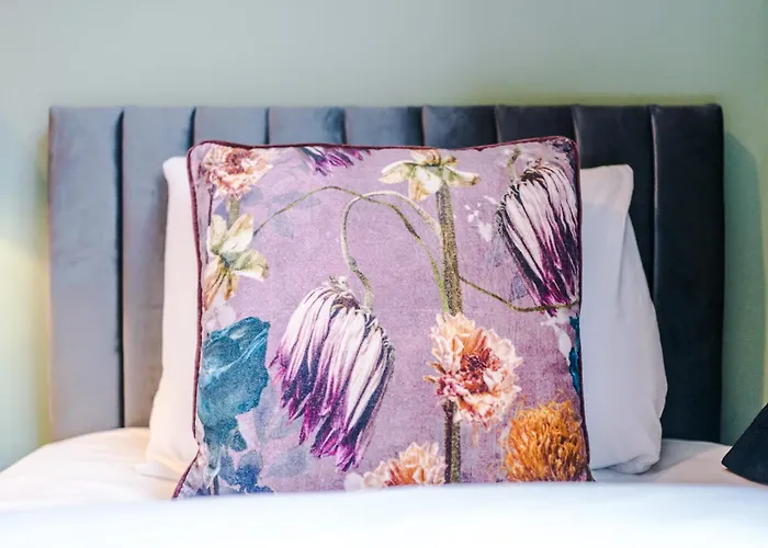 Newly Renovated 5 Bedroom Home-manchester