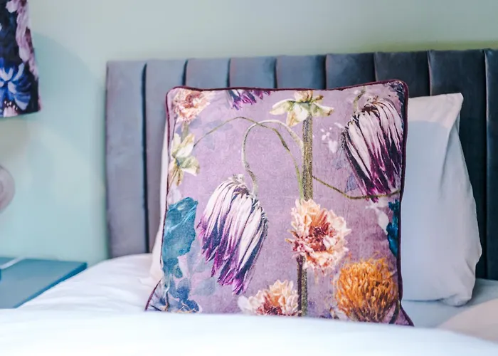 Newly Renovated 5 Bedroom Home-manchester