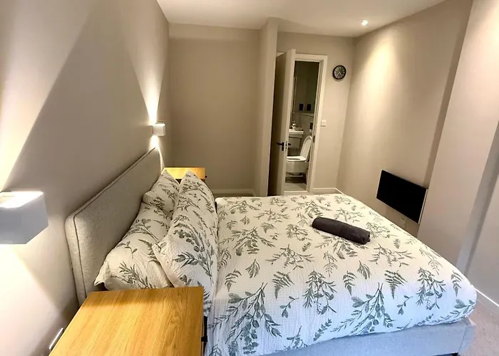 Elegant 2-bed 2-bath In With Balcony Manchester