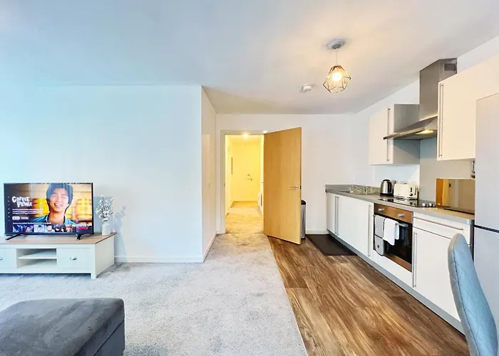 Spacious 2 Bedroom Groundfloor דירה