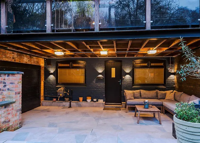 Opulent Oasis Large Luxury Sleeps 10 Ferienhaus *