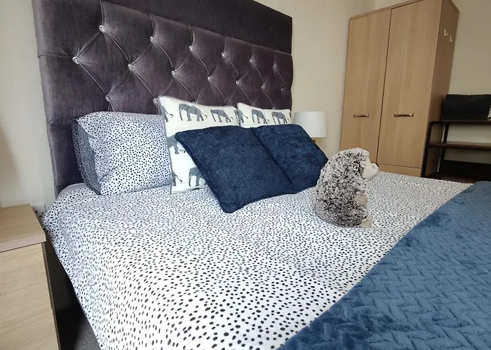 Spacious Homely Near Ao Arena And Shopping Centre With 500mbps Internet & Netflix *