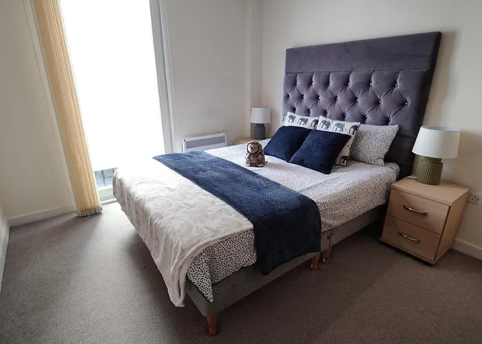 Spacious Homely Near Ao Arena And Shopping Centre With 500mbps Internet & Netflix דירה