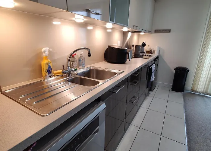 Spacious Homely Near Ao Arena And Shopping Centre With 500mbps Internet & Netflix