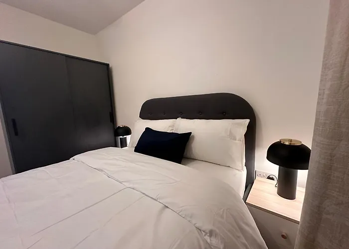 Centrally Located Modern 2 Bedroom Apartment, Minutes Walk To Ao Arena 公寓