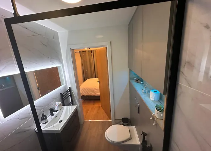 Centrally Located Modern 2 Bedroom Apartment, Minutes Walk To Ao Arena