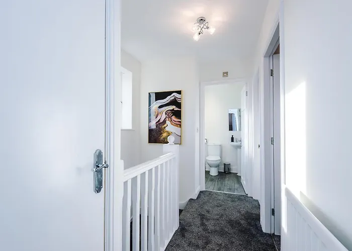 New!- Gorton Place By Greenstay Serviced - 4 Bed 3 Bath House In - Free Parking - Fast 250 Mbps Wi-fi - Ideal For Contractors, Business Travellers & Relocations - Close To Centre, Airport, Etihad Stadium - Long Wel