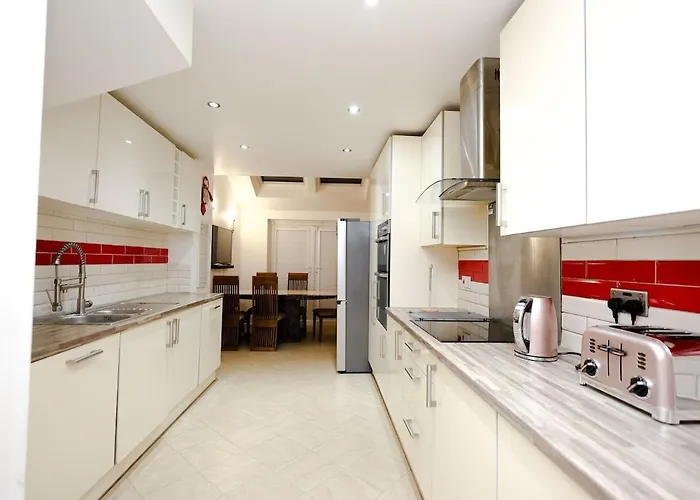 Cozy Place In Salford, Sleeps 8, 4 Bedroom, 5 Beds *