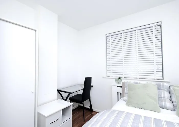 Cozy Place In Salford, Sleeps 8, 4 Bedroom, 5 Beds * Manchester