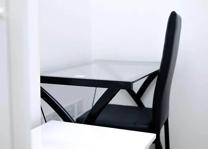 Cozy Place In Salford, Sleeps 8, 4 Bedroom, 5 Beds *