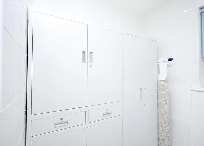 Cozy Place In Salford, Sleeps 8, 4 Bedroom, 5 Beds Manchester