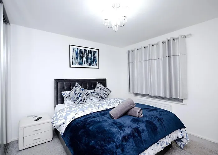 Cozy Place In Salford, Sleeps 8, 4 Bedroom, 5 Beds Lägenhet *