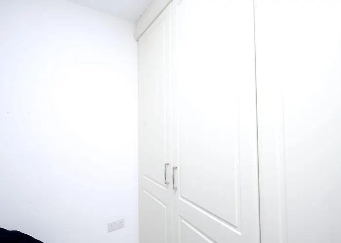 Lägenhet Cozy Place In Salford, Sleeps 8, 4 Bedroom, 5 Beds *