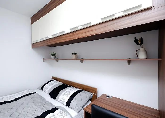 Cozy Place In Salford, Sleeps 8, 4 Bedroom, 5 Beds Manchester