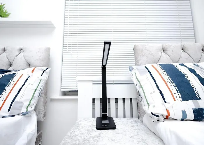 Lägenhet Cozy Place In Salford, Sleeps 8, 4 Bedroom, 5 Beds