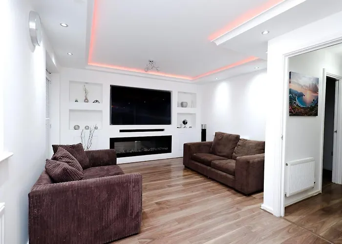 Cozy Place In Salford, Sleeps 8, 4 Bedroom, 5 Beds Lägenhet