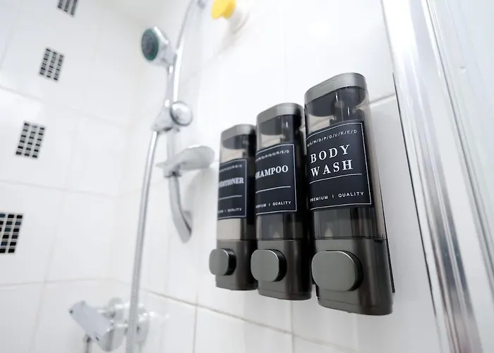 Lägenhet Cozy Place In Salford, Sleeps 8, 4 Bedroom, 5 Beds