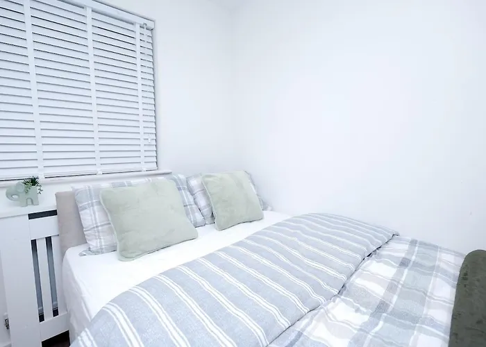 Lägenhet Cozy Place In Salford, Sleeps 8, 4 Bedroom, 5 Beds Manchester