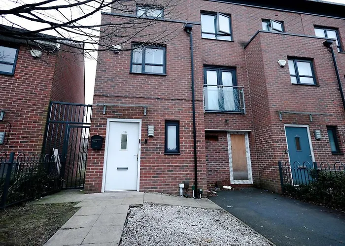 Cozy Place In Salford, Sleeps 8, 4 Bedroom, 5 Beds Manchester