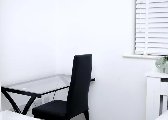 Cozy Place In Salford, Sleeps 8, 4 Bedroom, 5 Beds Lägenhet Manchester