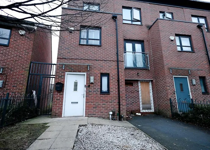 Cozy Place In Salford, Sleeps 8, 4 Bedroom, 5 Beds * Manchester