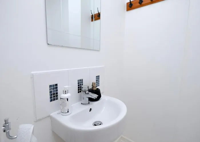 Cozy Place In Salford, Sleeps 8, 4 Bedroom, 5 Beds Lägenhet *