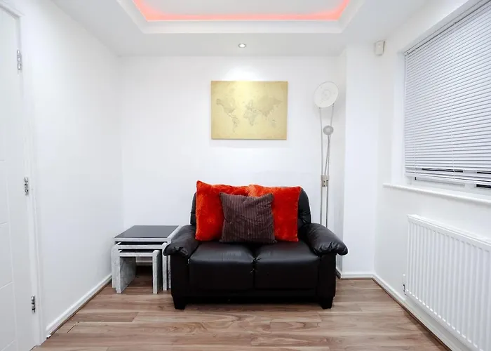 Cozy Place In Salford, Sleeps 8, 4 Bedroom, 5 Beds * Manchester