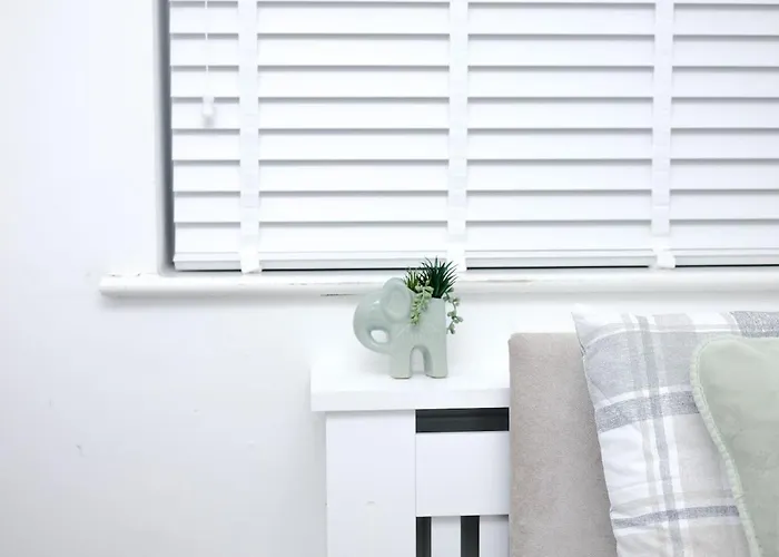 Cozy Place In Salford, Sleeps 8, 4 Bedroom, 5 Beds * Manchester