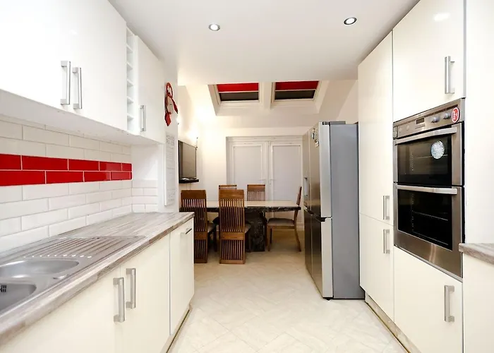 Cozy Place In Salford, Sleeps 8, 4 Bedroom, 5 Beds Lägenhet