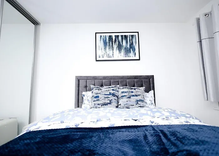 Lägenhet Cozy Place In Salford, Sleeps 8, 4 Bedroom, 5 Beds