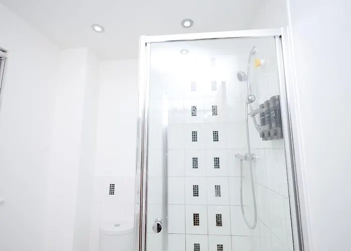 Cozy Place In Salford, Sleeps 8, 4 Bedroom, 5 Beds