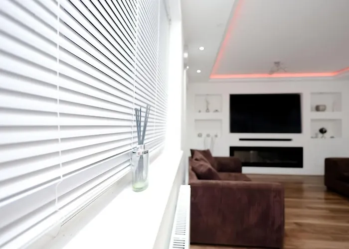 Cozy Place In Salford, Sleeps 8, 4 Bedroom, 5 Beds Lägenhet *