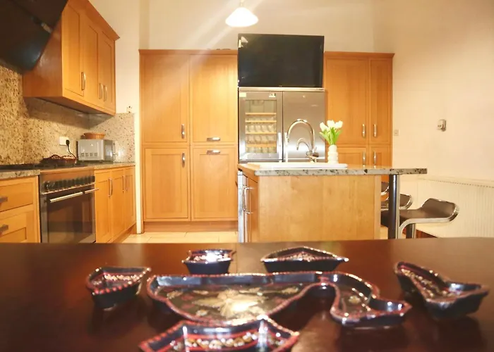 The Church M בית אירוח *