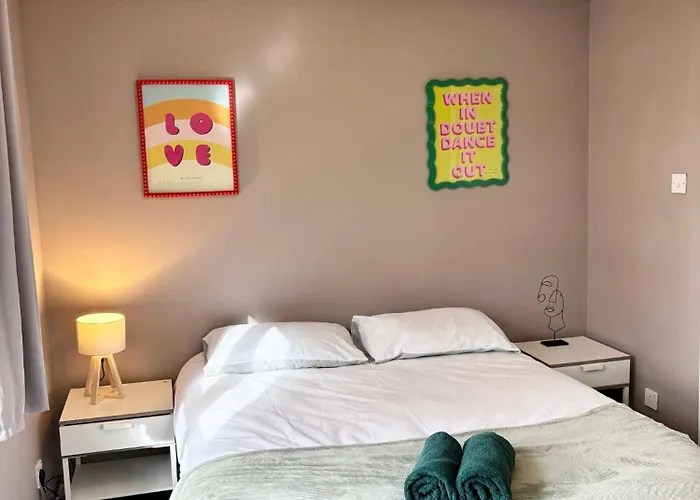 Stylish 2 Bed Centre