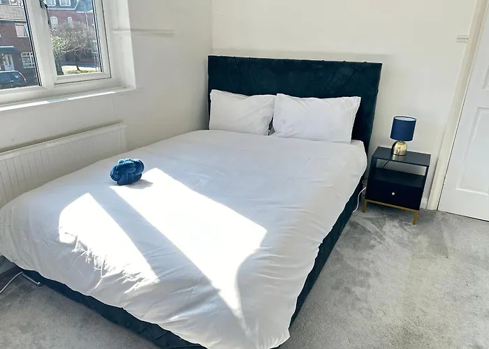 Pool&tennis Table - Up To 40 Percent Off Old Trafford 3 Bed * Manchester