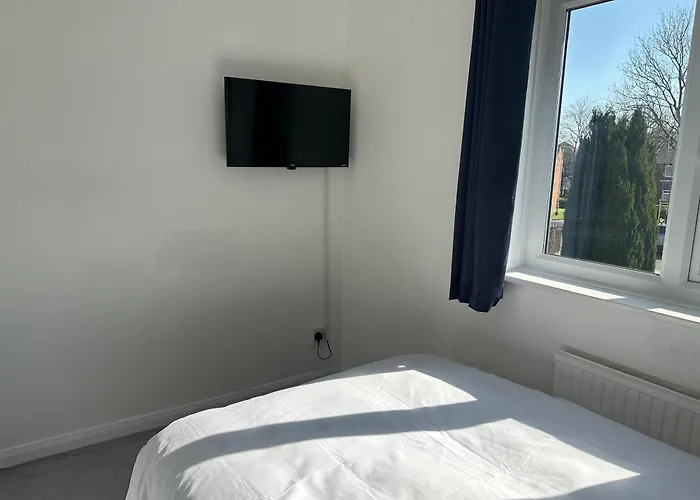 Pool&tennis Table - Up To 40 Percent Off Old Trafford 3 Bed * Manchester