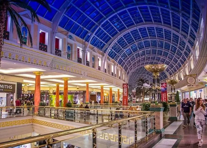 Luxury Spacious 4 Bedroom House - Free Parking - 5 Mins From Centre Apartment