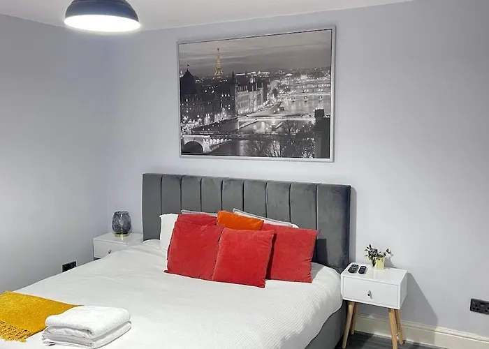 Luxury Spacious 4 Bedroom House - Free Parking - 5 Mins From Centre