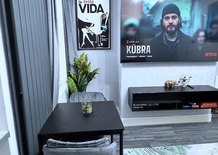 Luxury Spacious 4 Bedroom House - Free Parking - 5 Mins From Centre Apartment *