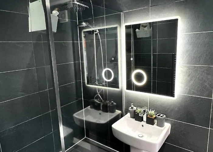 Luxury Spacious 4 Bedroom House - Free Parking - 5 Mins From Centre *