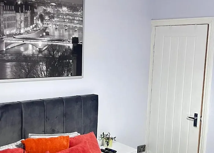 Apartment Luxury Spacious 4 Bedroom House - Free Parking - 5 Mins From Centre